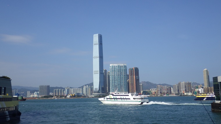 ICC - Das hoechste Hochhaus in Hong kong, davor die Faehre nach Discovery Bay